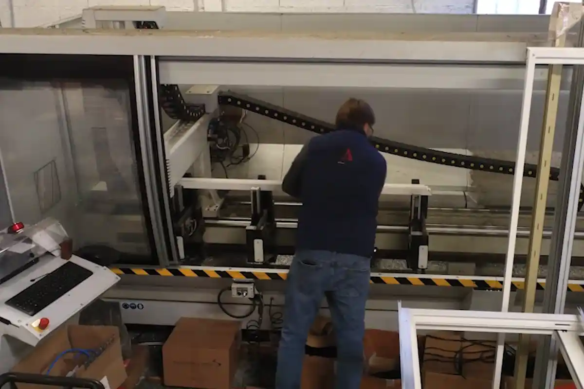 Vidéo de fabrication d'une menuiserie alu par Alliance Aluminium